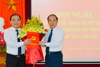 Phó Bí thư Thường trực Tỉnh ủy Tạ Văn Long (bên phải) trao quyết định Bí thư Đảng ủy Khối cơ quan và doanh nghiệp đối với đồng chí Trần Nhật Tân. (Ảnh: THANH SƠN)