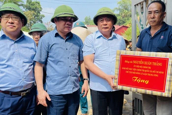 Đồng chí Nguyễn Xuân Thắng trao hỗ trợ cho người dân bị thiên tai tại phường Minh Tân thành phố Yên Bái. (Ảnh: THANH SƠN)