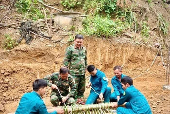 Lực lượng quân sự tiến hành gói buộc, bảo đảm khâu vận chuyển bom an toàn. (Ảnh: THANH SƠN)