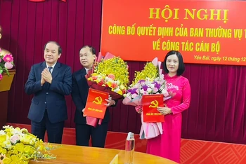 Phó Bí thư Thường trực Tạ Văn Long trao quyết định và hoa cho các đồng chí vừa được bổ nhiệm. (Ảnh: THANH SƠN)