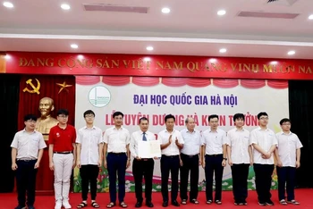 Lãnh đạo Đại học Quốc gia Hà Nội trao thư khen của Chủ tịch nước cho thầy, trò, Trường THPT chuyên Khoa học Tự nhiên.