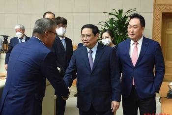 Thủ tướng Phạm Minh Chính với đại diện một số tổ chức, hiệp hội doanh nghiệp Hàn Quốc tại Việt Nam. 