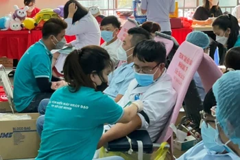 Các y, bác sĩ tham gia hiến máu tại Ngày hội hiến máu "Giọt máu hồng Hè 2022". 