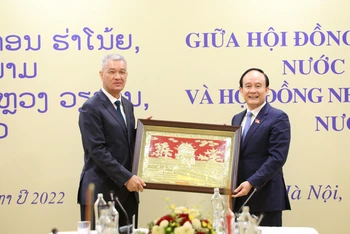 Chủ tịch Hội đồng nhân dân TP Hà Nội trao quà lưu niệm tặng Chủ tịch Hội đồng nhân dân Thủ đô Vientiane.