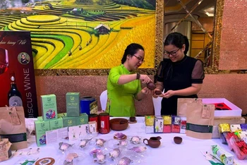 Một gian hàng trưng bày sản phẩm tại hội thảo và kết nối kinh doanh: "Xây dựng và bảo hộ nhãn hiệu nhằm phát triển thương hiệu nông sản Việt Nam”.