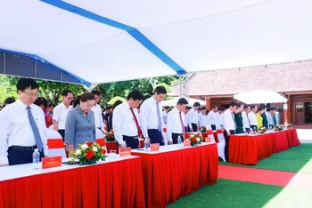Các đồng chí lãnh đạo tỉnh Nghệ An, huyện Nam Đàn cùng các đại biểu dự lễ dành phút mặc niệm tưởng nhớ công lao to lớn của Chủ tịch Hồ Chí Minh. 