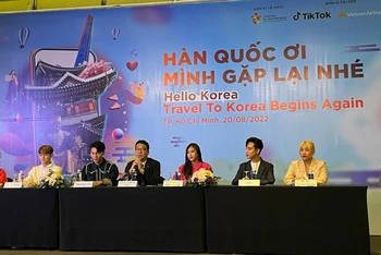Đại diện Tổng cục Du lịch Hàn Quốc tại Việt Nam, các Tiktoker trả lời câu hỏi của phóng viên tại buổi họp báo.