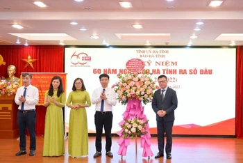 Đồng chí Lê Quốc Minh tặng hoa chúc mừng Ban Biên tập báo Hà Tĩnh.