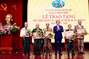 Phó Bí thư Thành ủy Hà Nội Nguyễn Ngọc Tuấn trao Huy hiệu 75 năm tuổi Đảng tặng đảng viên quận Hoàn Kiếm.