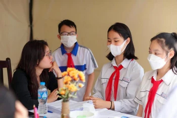 Tư vấn tâm lý cho học sinh Trường THCS Ngô Sĩ Liên (Hoàn Kiếm, Hà Nội) tại Ngày hội tham vấn học đường. (Ảnh: Thẩm Anh)