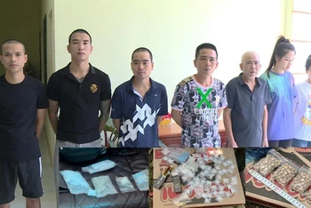 Phạm Quốc Trung (X) và các đối tượng buôn ma túy bị bắt giữ cùng tang vật vụ án. 