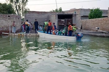 Lực lượng cứu hộ sơ tán người dân khỏi vùng ngập lụt tại Jamshoro, tỉnh Sindh, Pakistan, ngày 15/9. (Ảnh: THX/TTXVN)