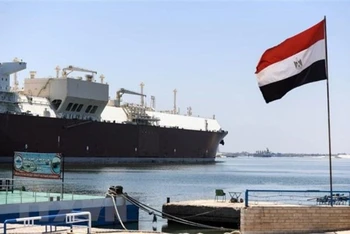 Tàu thuyền đi lại qua Kênh đào Suez, Ai Cập. (Ảnh: AFP/TTXVN)