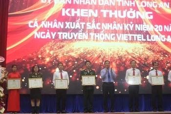 Trao Bằng khen của Chủ tịch Ủy ban nhân dân tỉnh Long An tặng các cá nhân có thành tích xuất sắc qua 20 năm hình thành và phát triển Viettel Long An. 