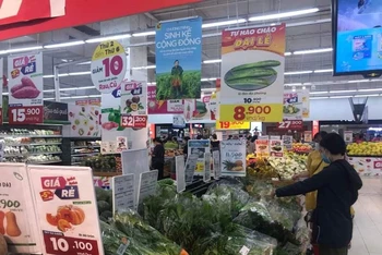 Sau vụ việc hô biến rau chợ đầu mối thành rau VietGAP khiến người tiêu dùng không khỏi hoang mang khi mua sắm tại các siêu thị.