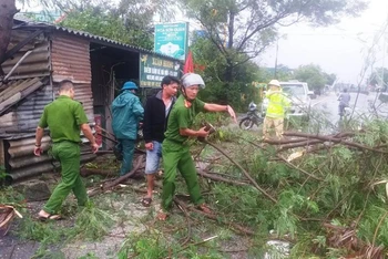 Khắc phục hậu quả do bão số 4 tại Thừa Thiên Huế (Ảnh : CÔNG HẬU)