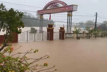 Nước lũ nhấn chìm nhiều khu dân cư ở xã Hành Dũng, Hành Nhân, huyện Nghĩa Hành (Quảng Ngãi).