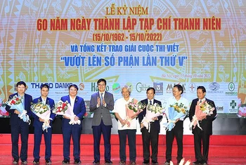 Đồng chí Bùi Quang Huy (thứ 4 từ trái sang) tặng hoa chúc mừng Hội đồng Biên tập Tạp chí Thanh Niên nhân kỷ niệm 60 năm Ngày thành lập Tạp chí.