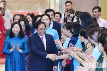 Thủ tướng Phạm Minh Chính và các đại biểu tham dự Hội nghị đối thoại với phụ nữ Việt Nam sáng 15/10.
