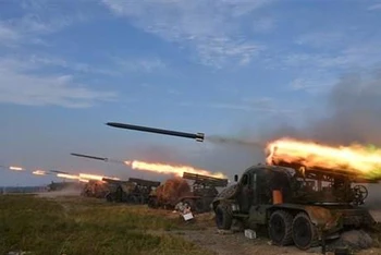 Một cuộc tập trận bắn đạn thật của các đơn vị Quân đội Nhân dân Triều Tiên (ảnh do Hãng thông tấn Trung ương Triều Tiên công bố ngày 10/10/2022). (Ảnh: Yonhap/TTXVN).