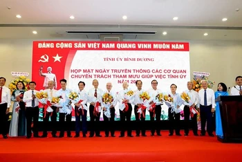 Lãnh đạo các cơ quan chuyên trách tham mưu giúp việc Tỉnh ủy Bình Dương tặng hoa tri ân nguyên Chủ tịch nước Nguyễn Minh Triết và lãnh đạo Thường trực Tỉnh ủy qua các thời kỳ.