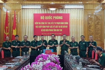Thượng tướng Võ Minh Lương trao quà của Ban Chỉ đạo 1389/Bộ Quốc phòng cho Bộ Chỉ huy Bộ đội Biên phòng tỉnh Kon Tum.