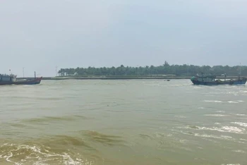 Tàu cá bị hỏng máy được tàu cá của anh Đào Xuân Dũng ở xã Bảo Ninh kéo vào nơi neo đậu an toàn. 