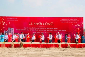 Các đại biểu tham dự lễ động thổ khởi công xây dựng dự án Khu nhà ở xã hội Khu dân cư đồi Ngân hàng tại thành phố Hạ Long.