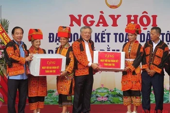 Đồng chí Nguyễn Hòa Bình trao tặng quà cho các gia đình chính sách tại hai thôn Pó Pằm và Trà Ký, Mẫu Sơn, Lộc Bình (tỉnh Lạng Sơn).