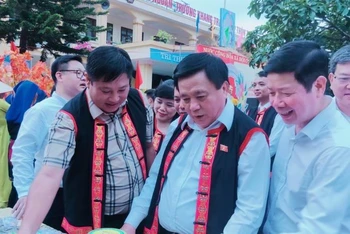 Đồng chí Nguyễn Xuân Thắng tham quan các sản phẩm OCOP của xã Đồn Đạc.