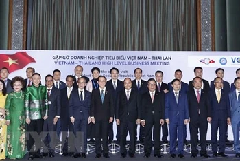 Chủ tịch nước Nguyễn Xuân Phúc với các doanh nghiệp tiêu biểu Việt Nam-Thái Lan. (Ảnh: TTXVN) 