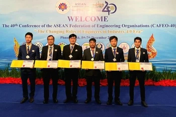 6 kỹ sư thuộc EVNHCMC đại diện cho 64 kỹ sư ASEAN nhận chứng chỉ tại Hội nghị lần này.