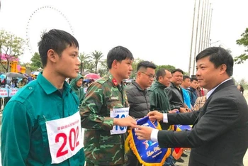 Ủy viên dự khuyết Trung ương Đảng, Phó Bí thư Thường trực Thành ủy, Chủ tịch HĐND thành phố Đà Nẵng Lương Nguyễn Minh Triết trao cờ lưu niệm cho các đơn vị tham gia giải.