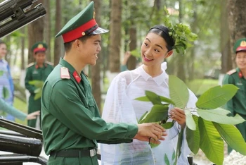 Các chiến sĩ cùng người mẫu trình diễn bộ sưu tập tái hiện hình ảnh hoa sen và tơ lụa trên chiếc áo dài Việt 