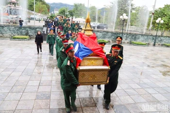 Đại diện chính quyền hai nước và cộng đồng người Việt Nam tại tỉnh Oudomxay tiễn đưa các liệt sĩ về đất Mẹ. (Ảnh: Trịnh Dũng)