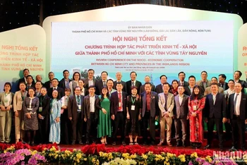 Lãnh đạo Thành phố Hồ Chí Minh và các tỉnh Tây Nguyên chụp ảnh lưu niệm cùng các doanh nghiệp, nhà đầu tư.
