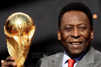 FIFA treo cờ rủ để tưởng nhớ "Vua bóng đá" Pele. (Ảnh: AFP/TTXVN)