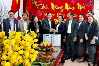 Đoàn công tác Hội Liên hiệp Phụ nữ tỉnh Champasak thăm và chúc Tết tại huyện Đam Rông.