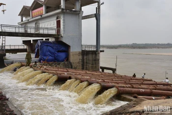Trạm bơm Đại Định (huyện Vĩnh Tường), trực thuộc Công ty TNHH một thành viên Thủy lợi Liễn Sơn vận hành nước từ sông Hồng phục vụ gieo cấy vụ xuân 2023.