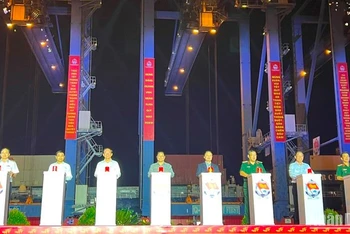 Thủ tướng Phạm Minh Chính và các đại biểu nhấn nút phát lệnh làm hàng đầu năm tại cảng Tân Cảng - Cát Lái .