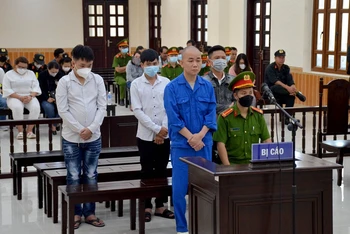 Bị cáo Phạm Văn Nam (đứng trước) và ba bị cáo Trần Quốc Phong, Nguyễn Thiện Khiêm và Võ Lam Trường (đứng hàng sau) nghe chủ tọa Hội đồng xét xử tuyên án. 