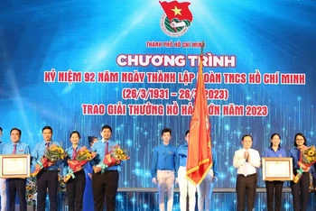 Đại diện lãnh đạo Thành ủy Thành phố Hồ Chí Minh trao phần thưởng cao quý cho Ban Thường vụ Thành đoàn vì đã có thành tích xuất sắc trong công tác phòng, chống dịch Covid-19.