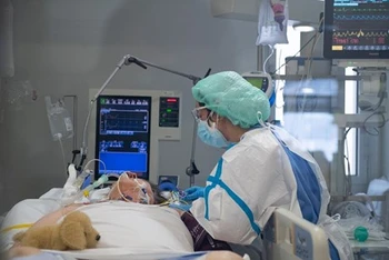 Điều trị cho bệnh nhân nhiễm Covid-19, lao phổi tại bệnh viện ở Barcelona, Tây Ban Nha. (Ảnh: AFP/TTXVN)