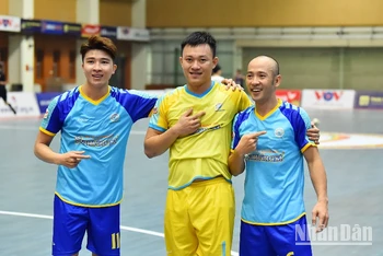 Niềm vui của thủ môn Nguyễn Hữu Phúc (Sanvinet Khánh Hoà) cùng đồng đội sau khi ghi bàn gỡ hoà 1-1 trước Câu lạc bộ Thái Sơn Bắc khi trận đấu tiến đến phút thi đấu cuối cùng.