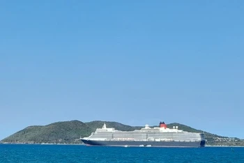 Tàu du lịch biển cao cấp Queen Elizabeth II neo đậu trong vịnh Nha Trang.