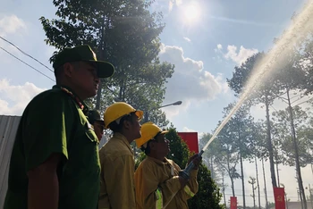 Thành viên “Tổ xe ba gác chữa cháy lưu động” vận hành thao tác chữa cháy.