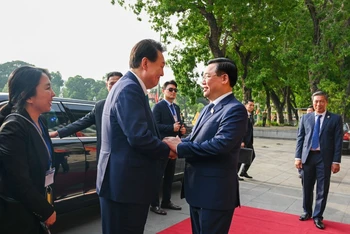 Chủ tịch Quốc hội Vương Đình Huệ vui mừng chào đón Tổng thống Hàn Quốc Yoon Suk Yeol thăm chính thức Việt Nam.