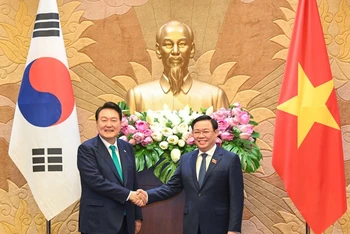 Chủ tịch Quốc hội Vương Đình Huệ và Tổng thống Hàn Quốc Yoon Suk Yeol tại buổi tiếp. (Ảnh Duy Linh)
