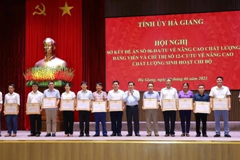Các tập thể, cá nhân có thành tích xuất sắc trong thực hiện Đề án số 06 và Chỉ thị số 12 được nhận bằng khen của Tỉnh ủy Hà Giang.