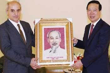 Chủ tịch nước Võ Văn Thưởng tặng bức chân dung Chủ tịch Hồ Chí Minh cho Tổng Bí thư Đảng Cộng sản Italia Mauro Alboresi. (Ảnh TTXVN)
